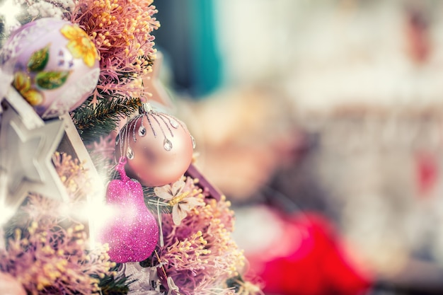 Foto mooie kerstboom thuis restaurant winkel of hote. elegante kerstboom in een winkelcentrum.