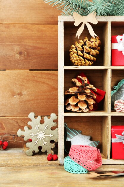 Mooie kerstcompositie met cadeaus in houten kist