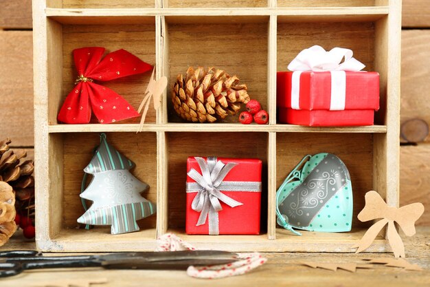 Mooie kerstcompositie met cadeaus in houten kist