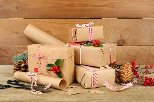 Mooie kerstcompositie met handgemaakte geschenken op houten achtergrond