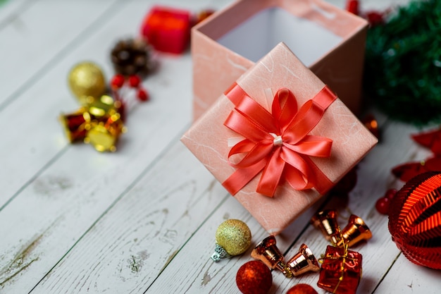 Mooie kerstdoos met een strik op tafel