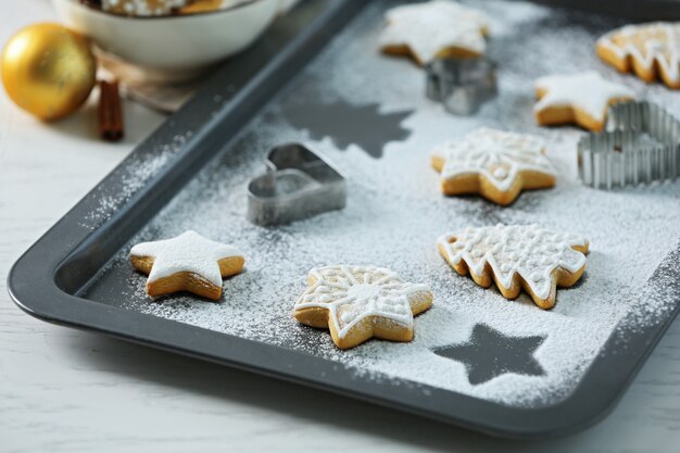 Mooie kerstkoekjes op ovenschaal, close-up