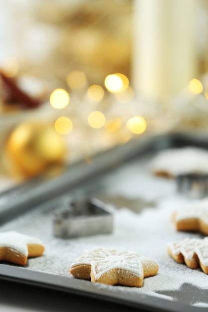 Foto mooie kerstkoekjes op ovenschaal, close-up