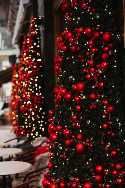 Mooie kerstversiering, lampjes en rode decorballen en gouden lampjes. Kersttijd, bokeh