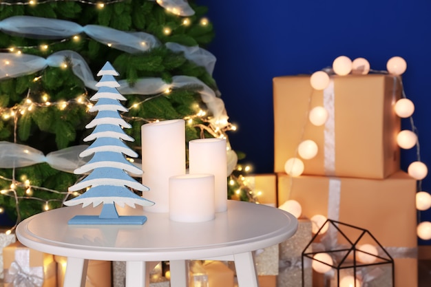 Mooie kerstversiering op tafel in woonkamer