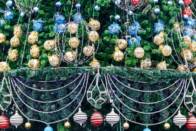 Mooie kerstversieringen hangen aan de kerstboom