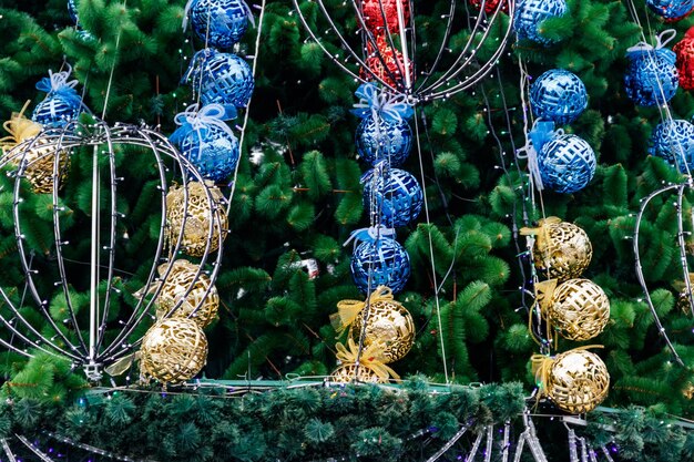 Mooie kerstversieringen hangen op de kerstboom.