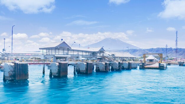 Mooie Ketapang-veerhaven gelegen in Oost-Java, die Java en Bali verbindt