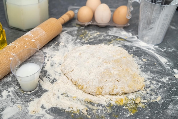 Mooie keukenopstelling waar op tafel meel eieren melk voor taart staat