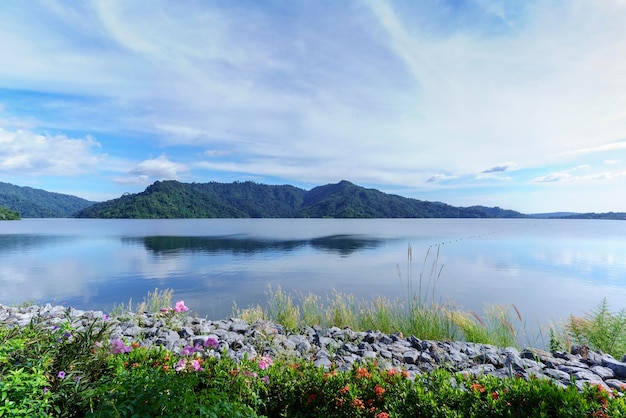 Mooie Khun Dan Prakarn Chon Dam, de grootste en langste rolverdichte betonnen (RCC) dam ter wereld, Nakhon Nayok, Thailand