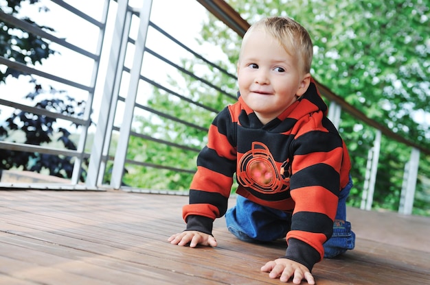 mooie kinderen poseren in modieuze kleding buiten