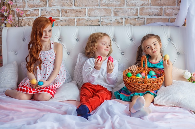 Mooie kinderen zittend op bed