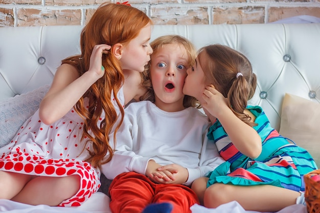 Mooie kinderen zittend op bed