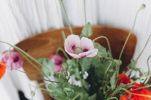 Mooie klaprozen boeket op rustieke houten stoel in de kamer wilde bloemen verzamelen paarse opium poppy