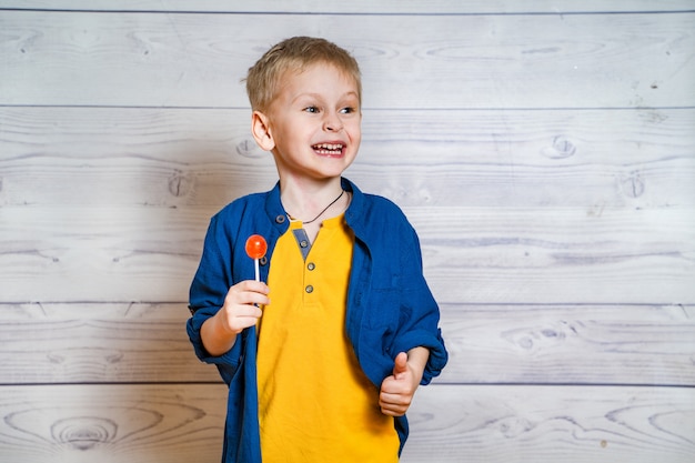 Mooie kleine jongen met een lolly in handen