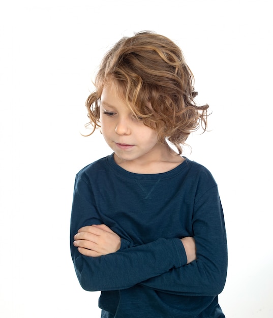 Mooie kleine jongen met lang blond haar