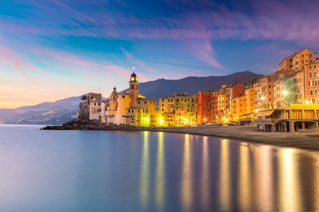 Mooie kleine mediterrane stad Camogli 's nachts met verlichting Lange blootstelling Camogli Italië Europese reizen