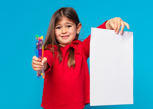 Mooie kleine meisjes gelukkige uitdrukking en een vel papier