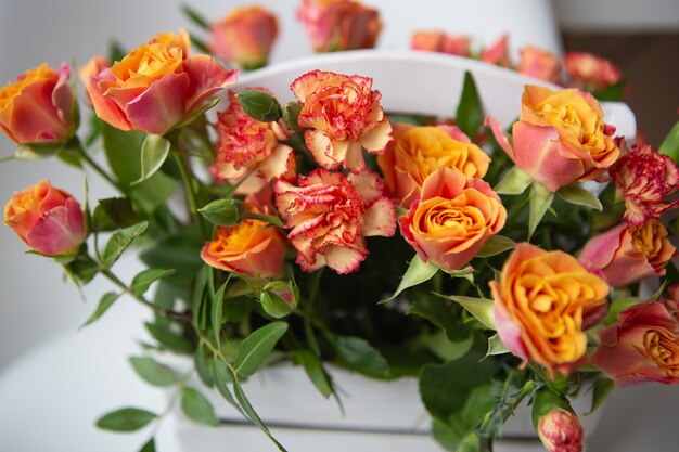 Mooie kleine rozen in een houten mand