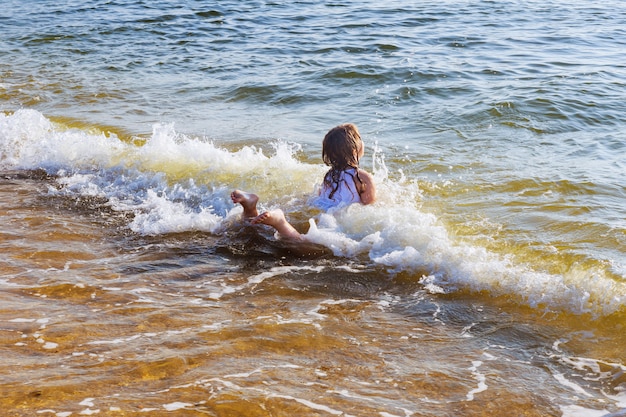 mooie kleine zwemmen in de oceaan