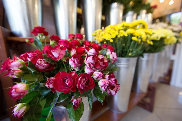 Mooie kleurrijke bloemen in bloemenwinkel