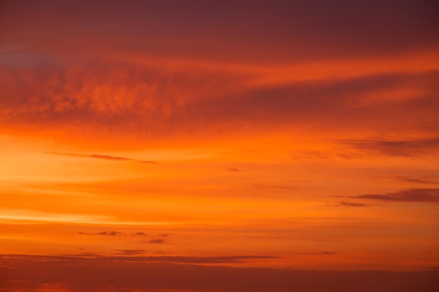 Foto mooie kleurrijke dramatische hemel met wolken bij zonsondergang of zonsopgang abstracte hemelachtergrond