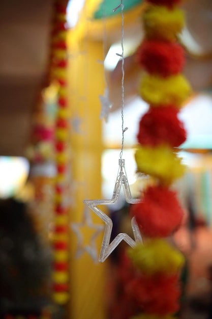 Mooie kleurrijke handgemaakte windgong voor Haldi en mehndi decoratie... selectieve focus.