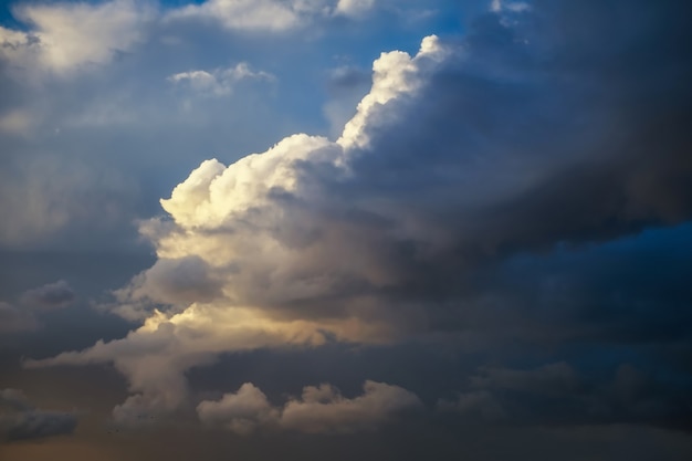 Mooie kleurrijke hemel als achtergrond. regenachtig weer