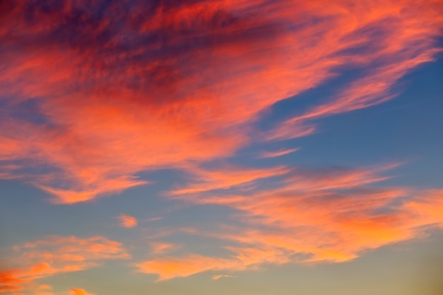 Mooie kleurrijke lucht. Vurige oranje avondrood.