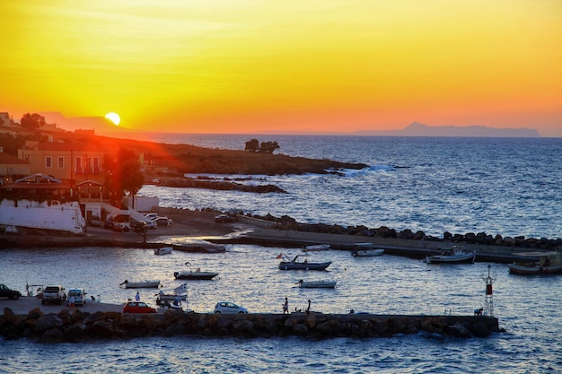 Mooie kleurrijke oranje lucht boven zee in het dorp Panormos op het eiland Kreta in Griekenland