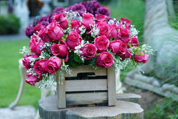 Mooie kleurrijke rozen op tafel voor het feestelijke nieuwjaar 2023