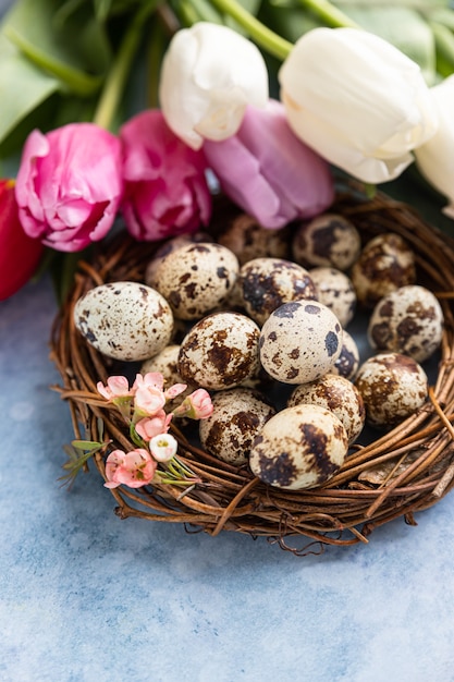 Mooie kleurrijke tulpen met kwarteleitjes in krans