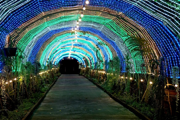 Mooie kleurrijke verlichtingsboog in de tuin.