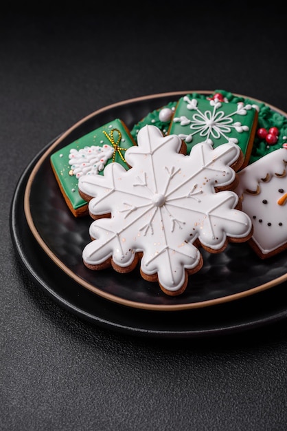 Mooie kleurrijke zelfgemaakte peperkoekkoekjes voor Kerstmis of Nieuwjaar