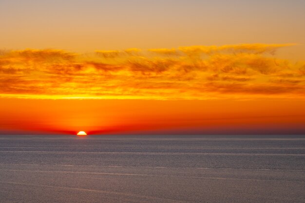 Mooie kleurrijke zonsondergang aan de Zwarte Zee. Prachtig uitzicht. Landschap.