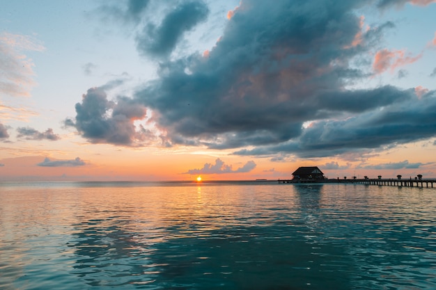 Mooie kleurrijke zonsondergang in tropisch eiland in de Maldiven