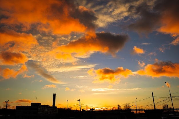 Mooie kleurrijke zonsondergang over de stad. Natuur compositie