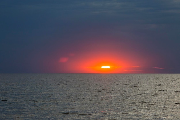 Mooie kleurrijke zonsondergangavond boven de Zwarte Zee met grote donkere golven Kinburn Foreland kust Oekraïne