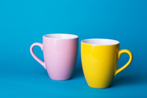 Mooie koffie roze en gele kop op blauwe achtergrond