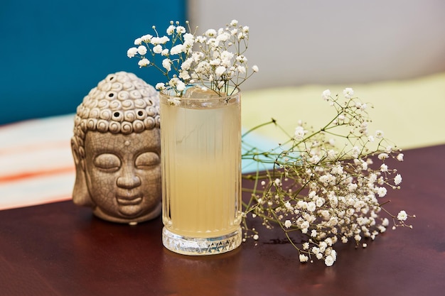 Mooie koude cocktail en bloemen op tafel