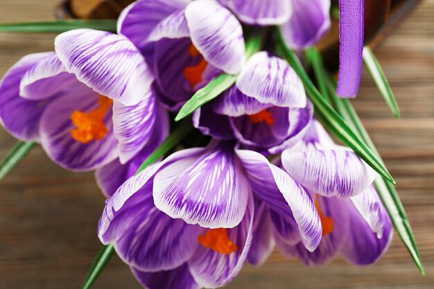 Foto mooie krokus bloemen op houten tafel close-up