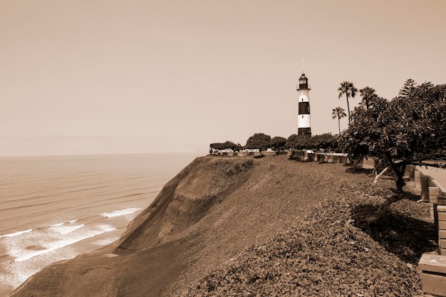 Mooie kust van de Stille Oceaan in Lima, Miraflores-gebied in de stad Lima, Peru