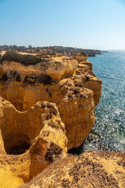 Mooie kustlijn in de zomer bij Praia da Coelha Algarve Albufeira Portugal