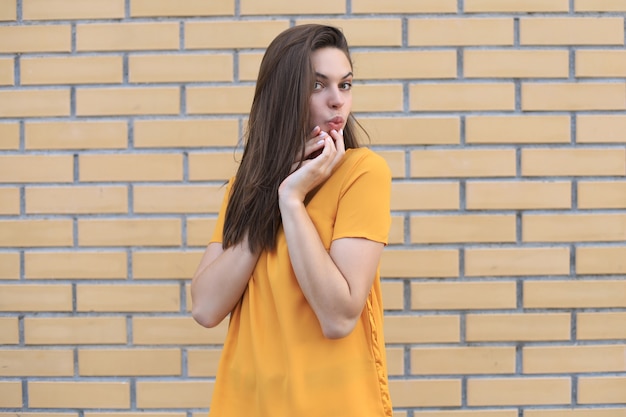 Mooie lachende brunette model gekleed in zomer hipster kleding. Grappige en positieve vrouw die plezier heeft.