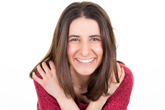 Mooie lachende brunette vrouw poseren schattige glimlach in studio witte hand op schouder goed humeur