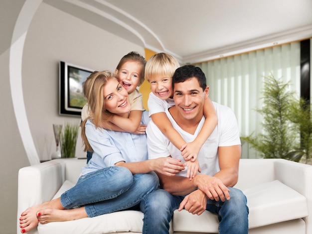 Mooie lachende familie in de kamer op de bank