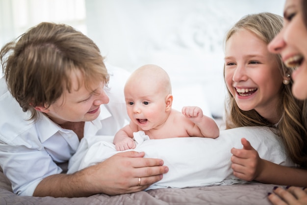 Mooie lachende jonge familie moeder vader