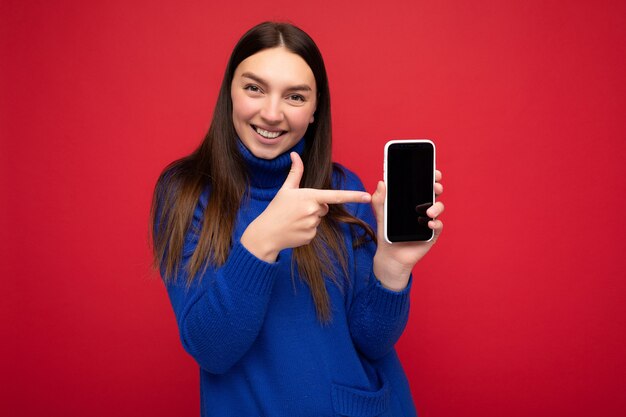 mooie lachende jonge vrouw knap gekleed casual stijlvolle outfit staande geïsoleerd