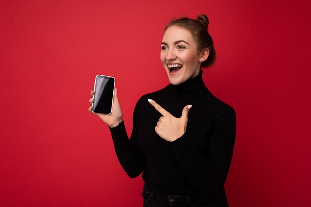 mooie lachende jonge vrouw knap gekleed casual stijlvolle outfit staande geïsoleerd