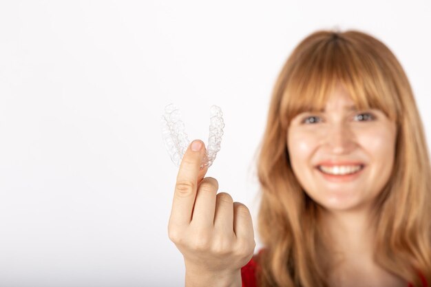 Mooie lachende jonge vrouw met aligner